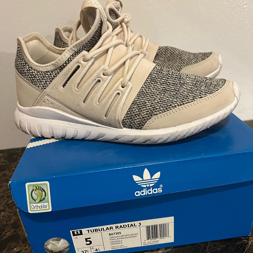 Adidas sneakers  size 5 youth (big kids)